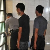 Pelaku penipuan saat digelandang masuk sel oleh petugas kepolisiian.